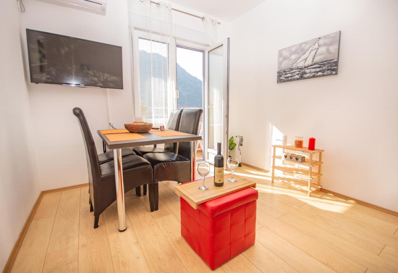 Apartmani Mrsic Risan Εξωτερικό φωτογραφία