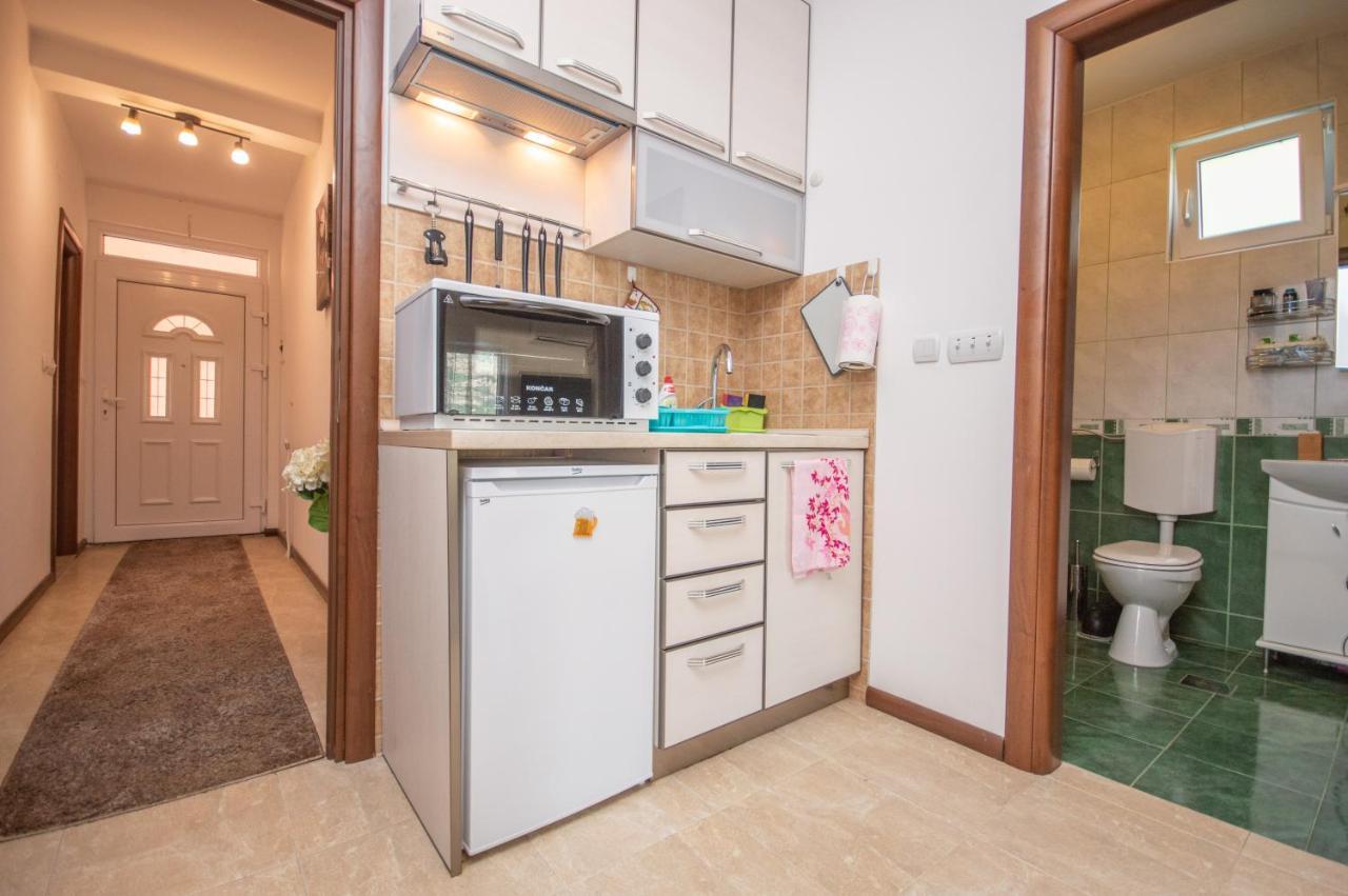 Apartmani Mrsic Risan Εξωτερικό φωτογραφία